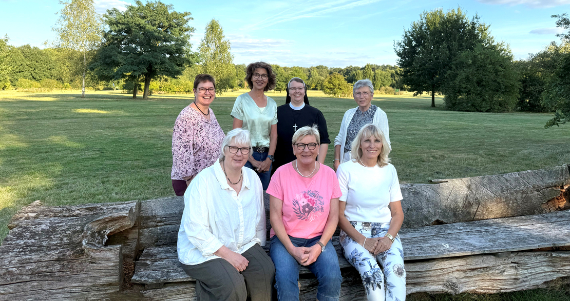 Gruppenbild des SkF-Vorstands: Vordere Reihe, von links: Dr. Simona Schulte (Vorsitzende), Annette Kruse, Marita Lübbering.  Hintere Reihe, von links: Annette Brinkers, Irene Vehring, Sr. M. Johanna Lüken, Irmgard Fleddermann